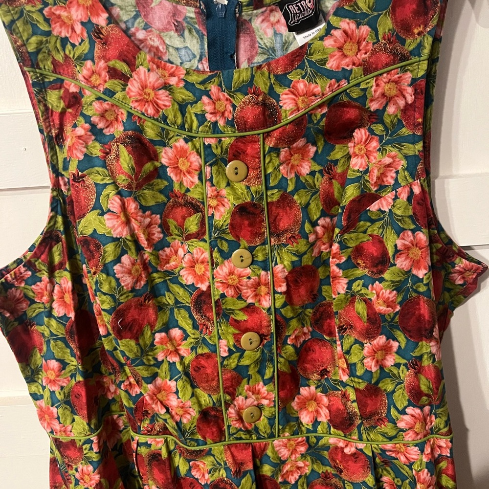EUC.  Retrolicious Elizabeth Dress. 2X. - Picture 2 of 4